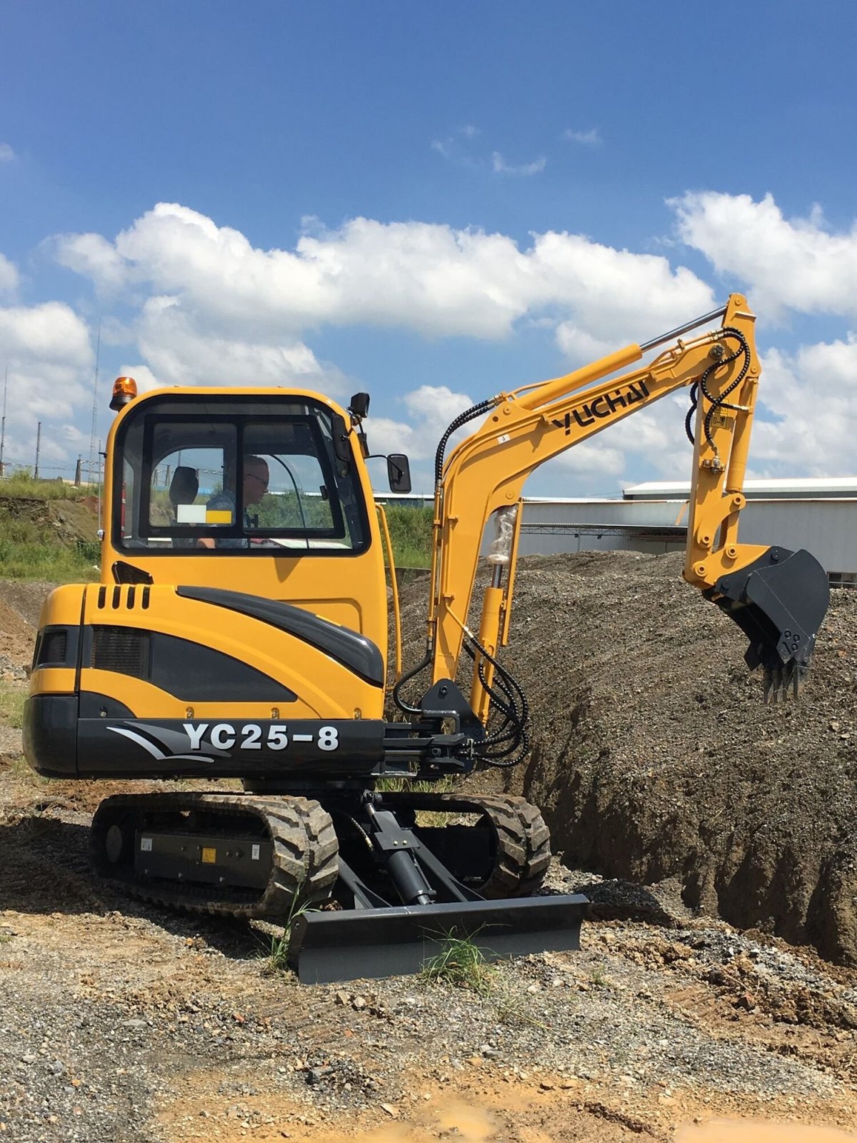 Маленький экскаватор и большой