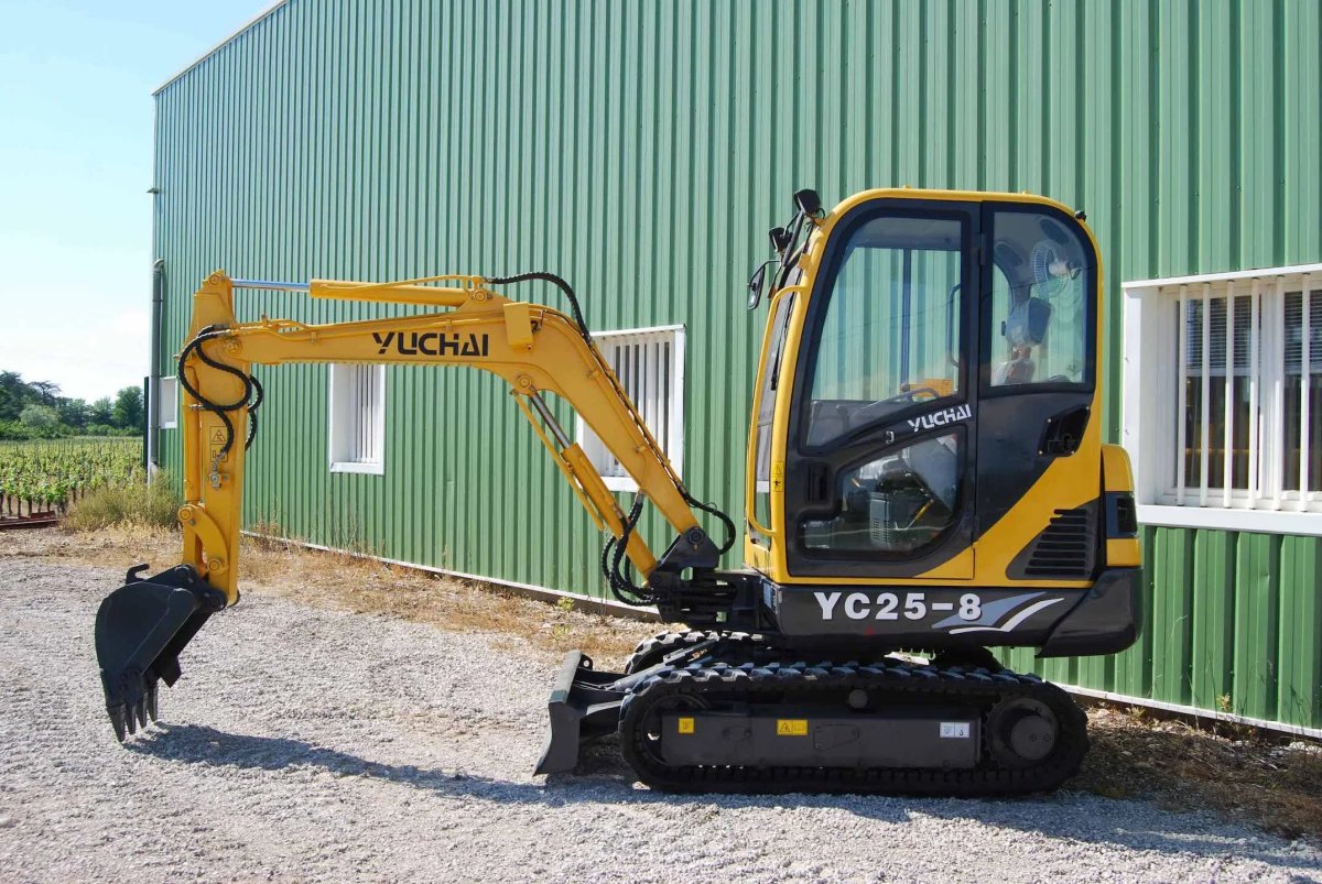Мини-экскаватор Yuchai yc25-8