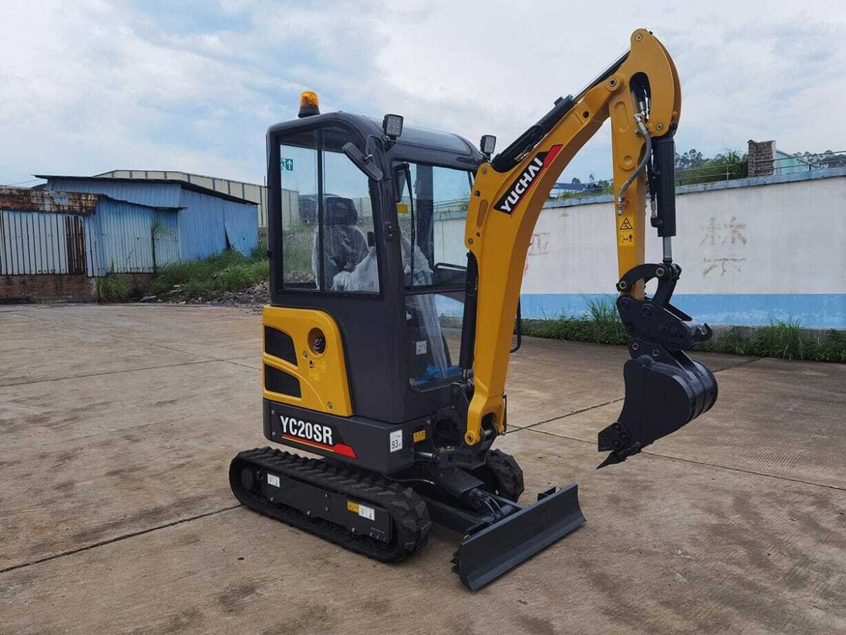 Мини экскаватор на стройке