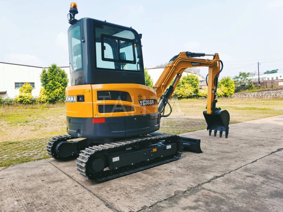 Экскаватор Хитачи с длинной стрелой