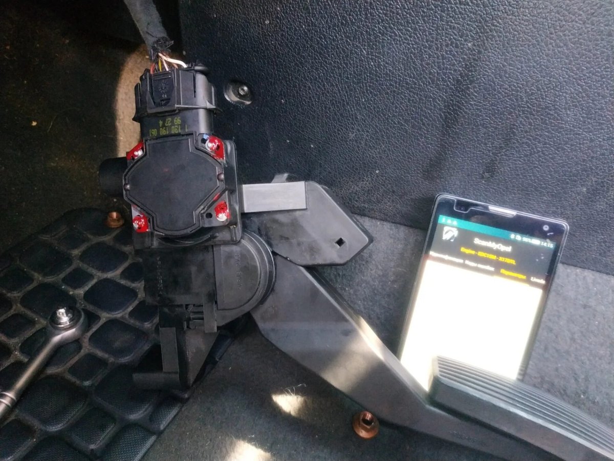 Педаль газа Опель Зафира а 2.2 дизель