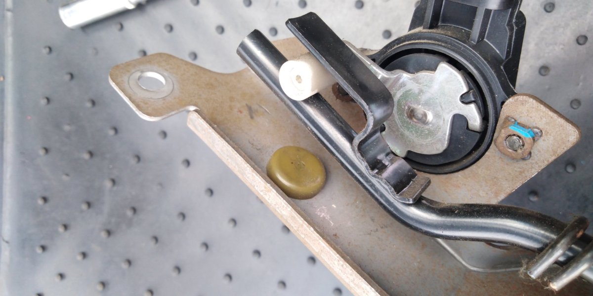 Ниссан Альмера 2007 заглушка педали газа