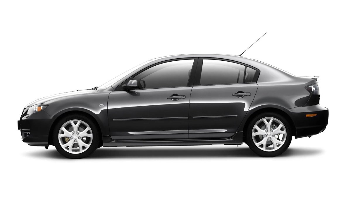 Машина эконом класса на черном фоне