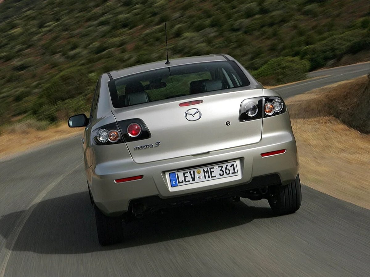 Мазда 3 седан 1 поколение