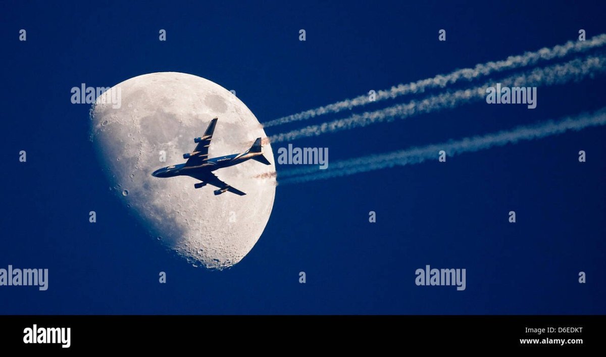 Самолет в небе