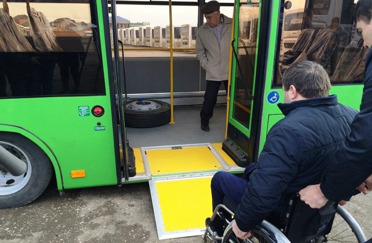 Пандус в автобусе для инвалидов