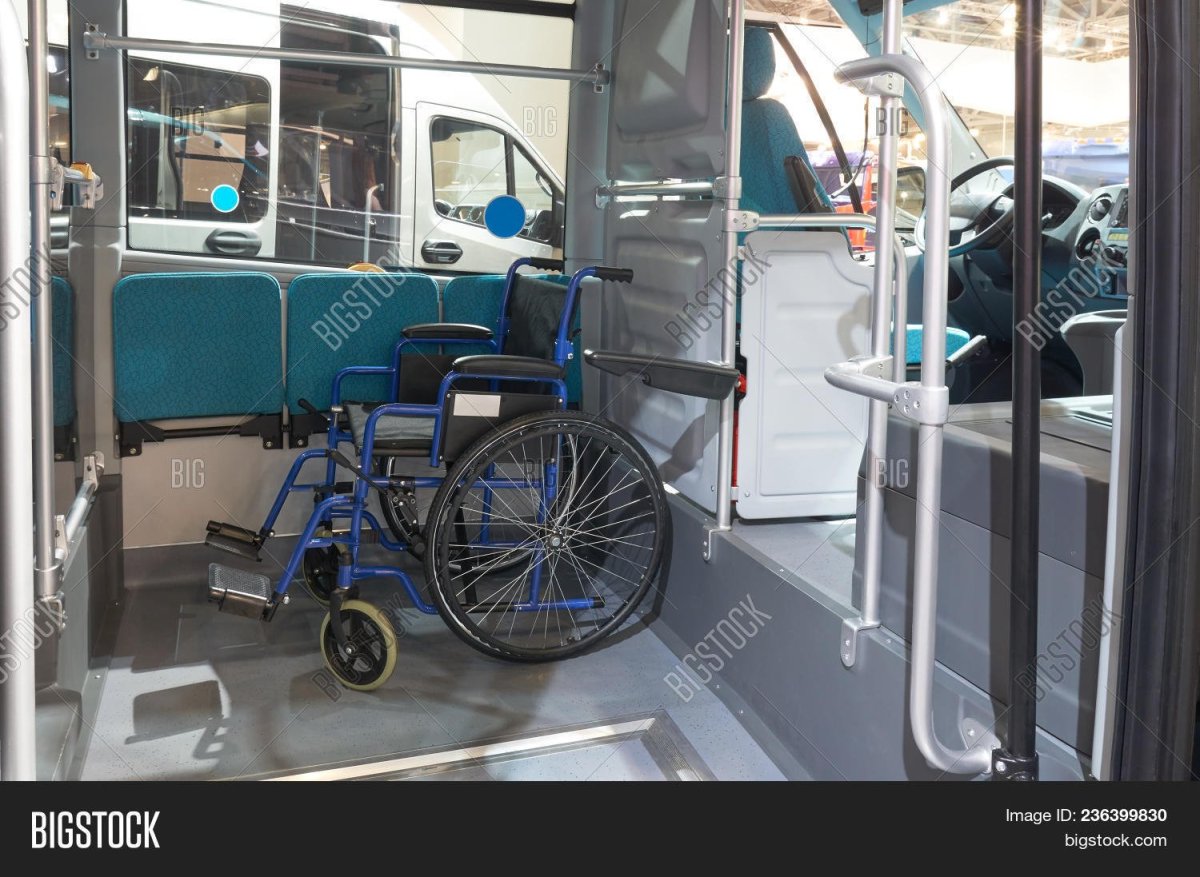 Место для инвалидной коляски в автобусе