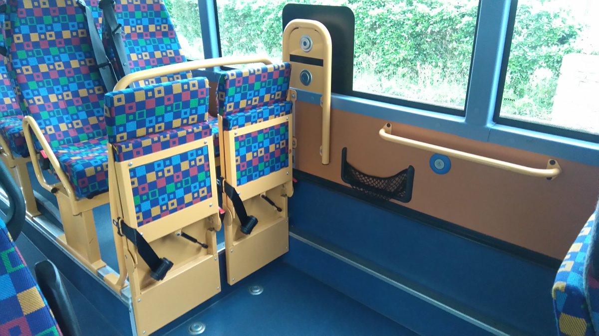 Откидное сиденье в автобусе