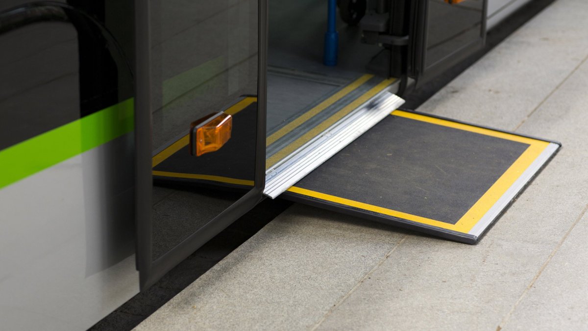 Выдвижные пандусы в автобусе для инвалидов