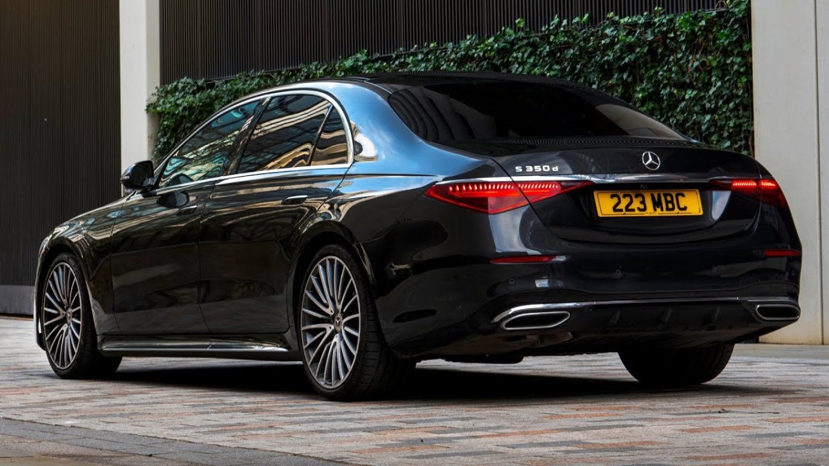 Mercedes sedan Limousine 2022