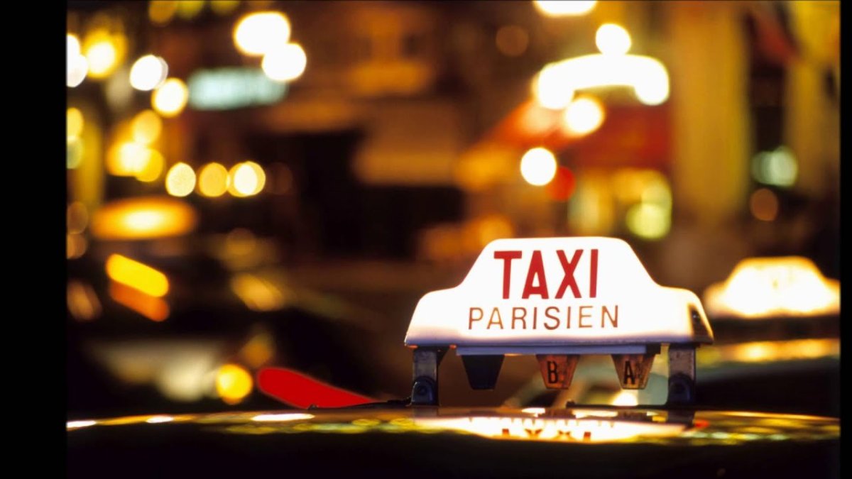 Стоянка такси в аэропорту Парижа