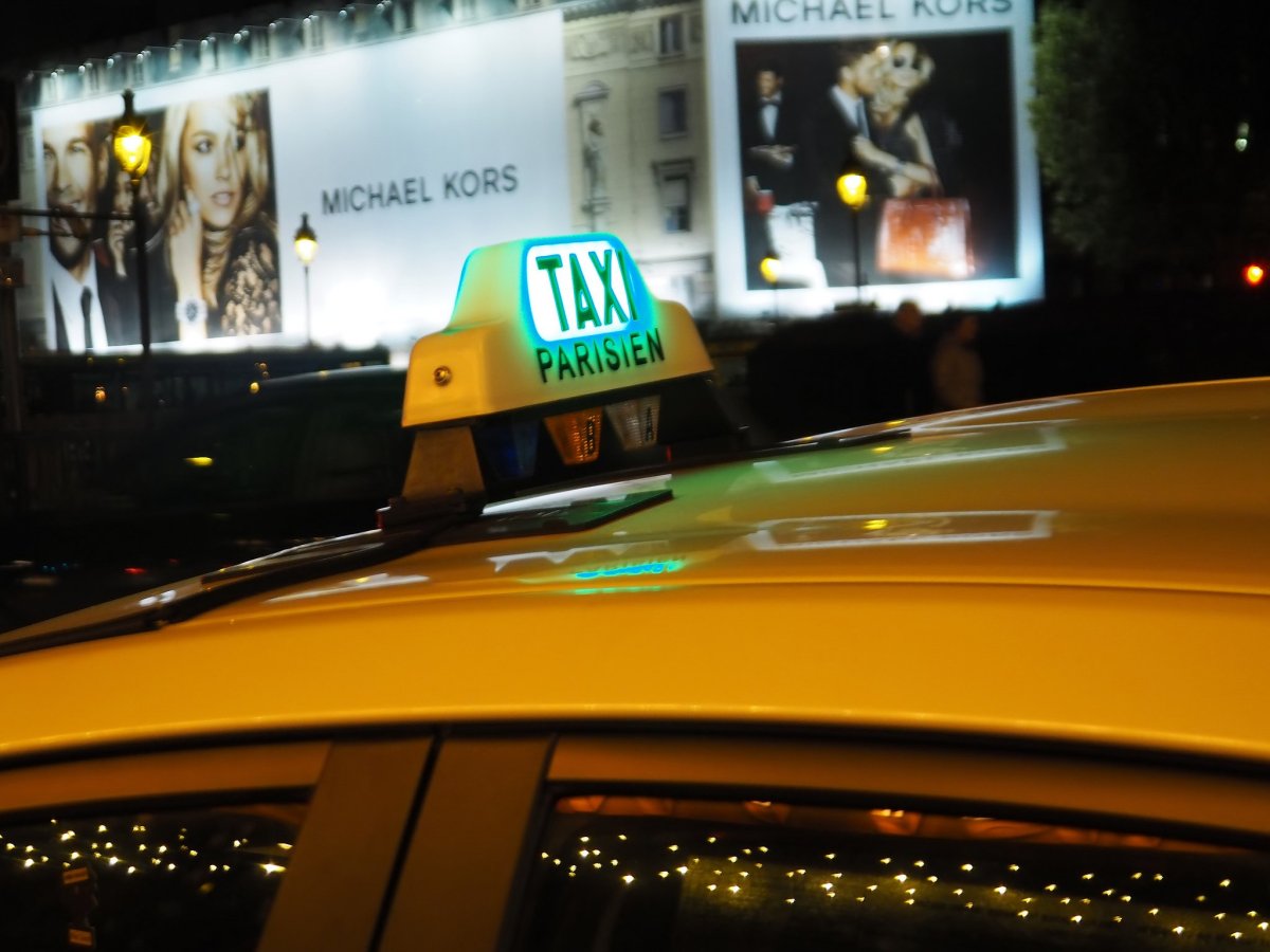 Такси в Париже фото