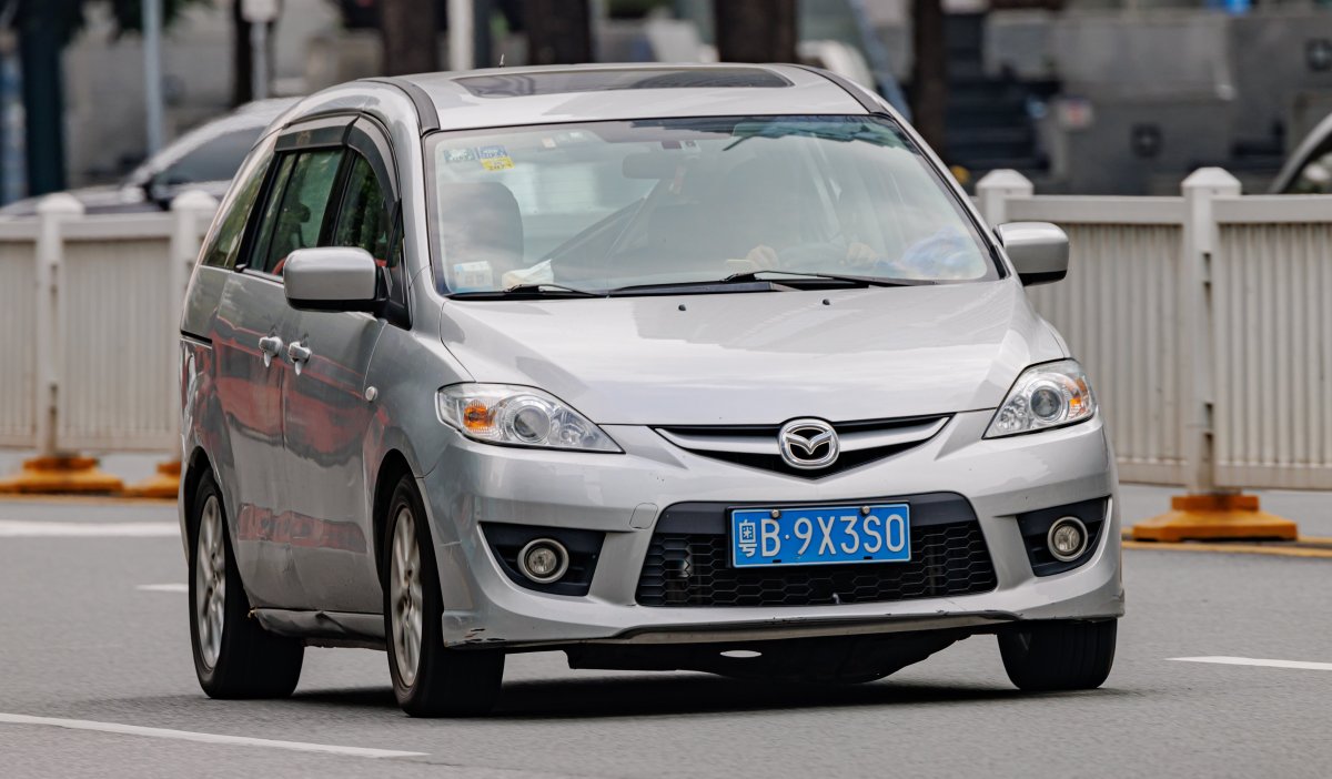 Мазда 5 средний ряд