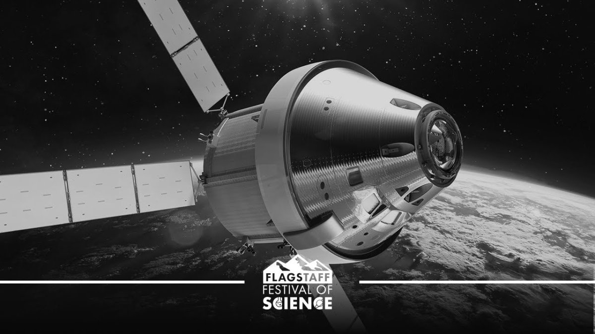 Космический корабль движется по орбите земли