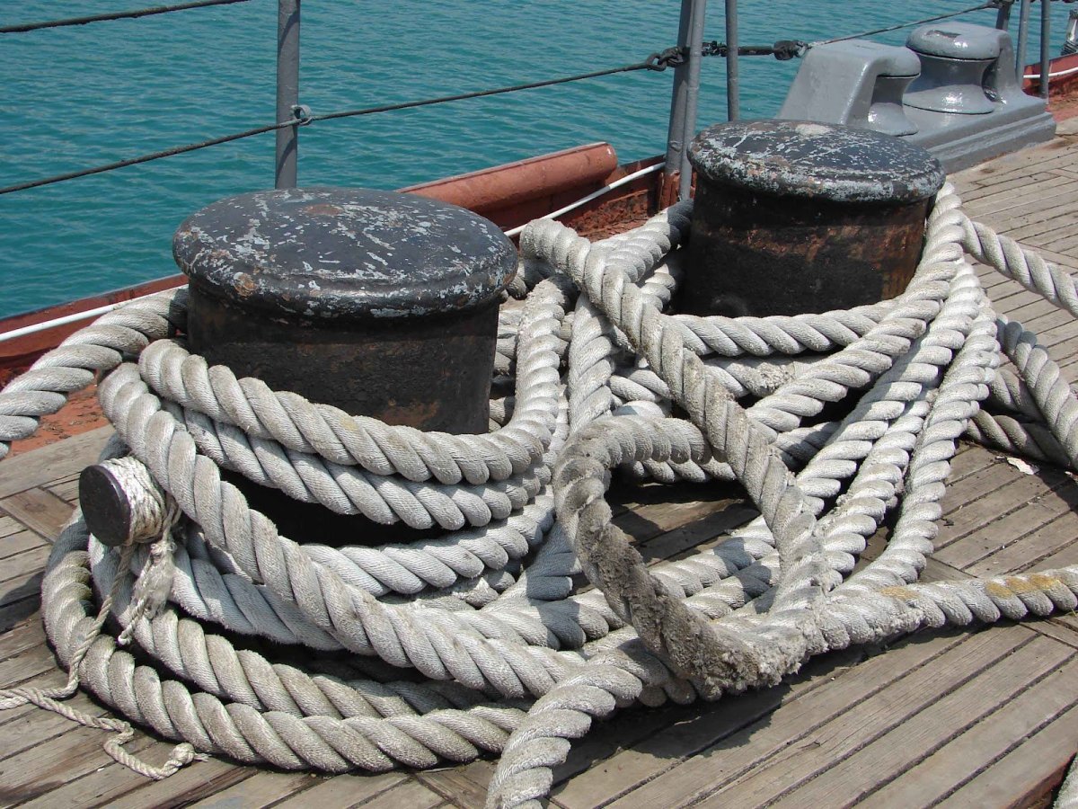 Кнехты швартовые с канатом