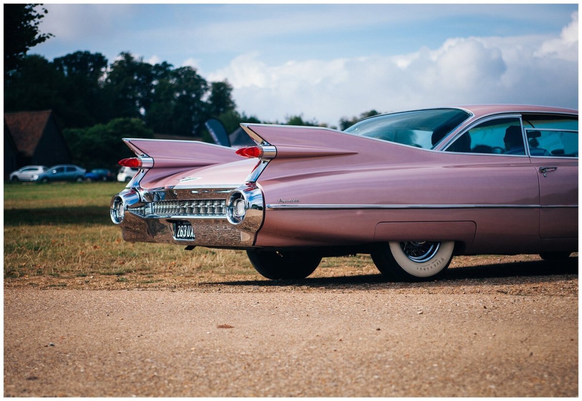 Розовый ретро автомобиль