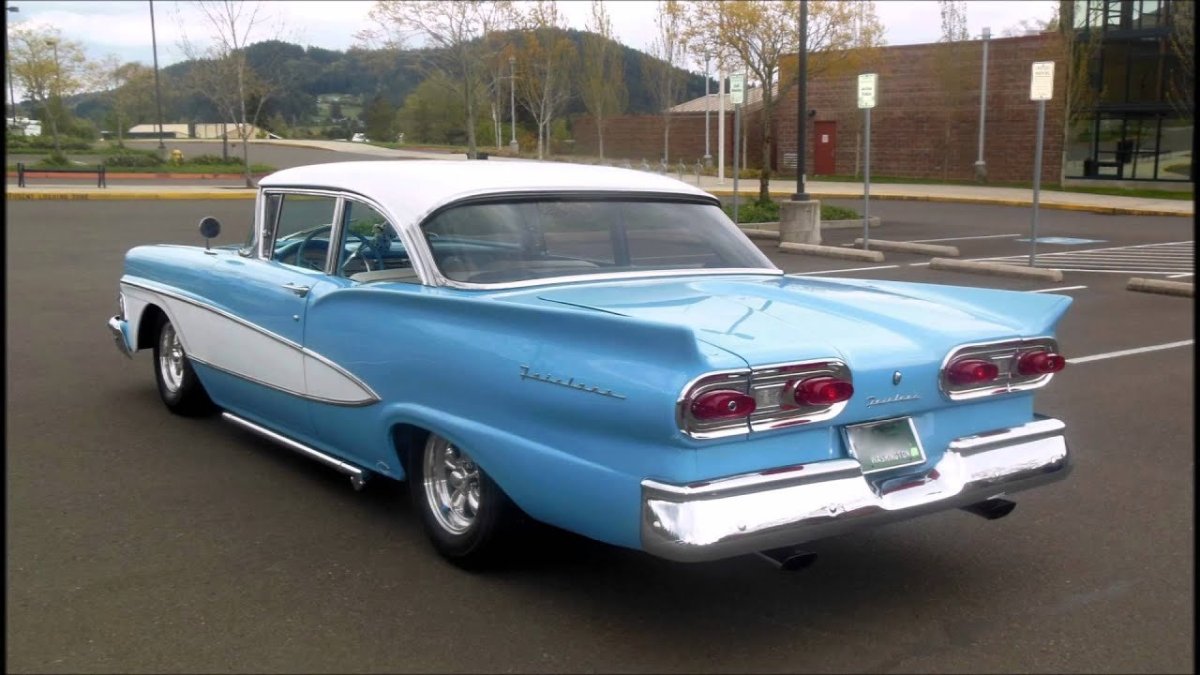 Ford Fairlane 1957