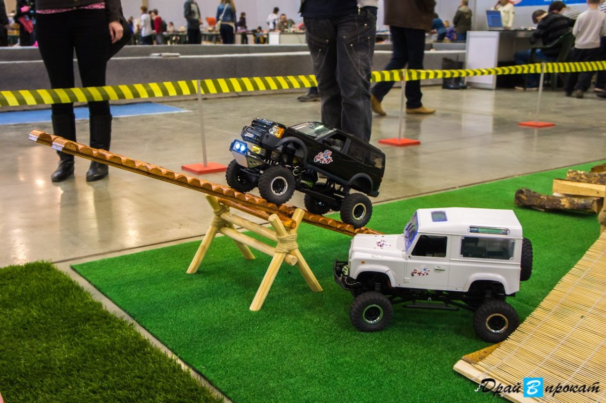 Машина радиоуправляемая, гонки