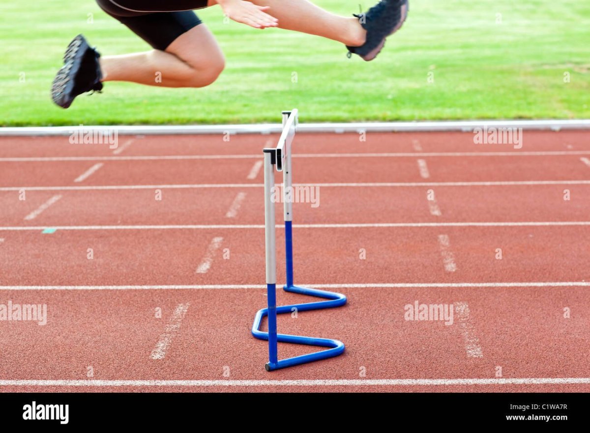 Люди которые прыгают через барьер