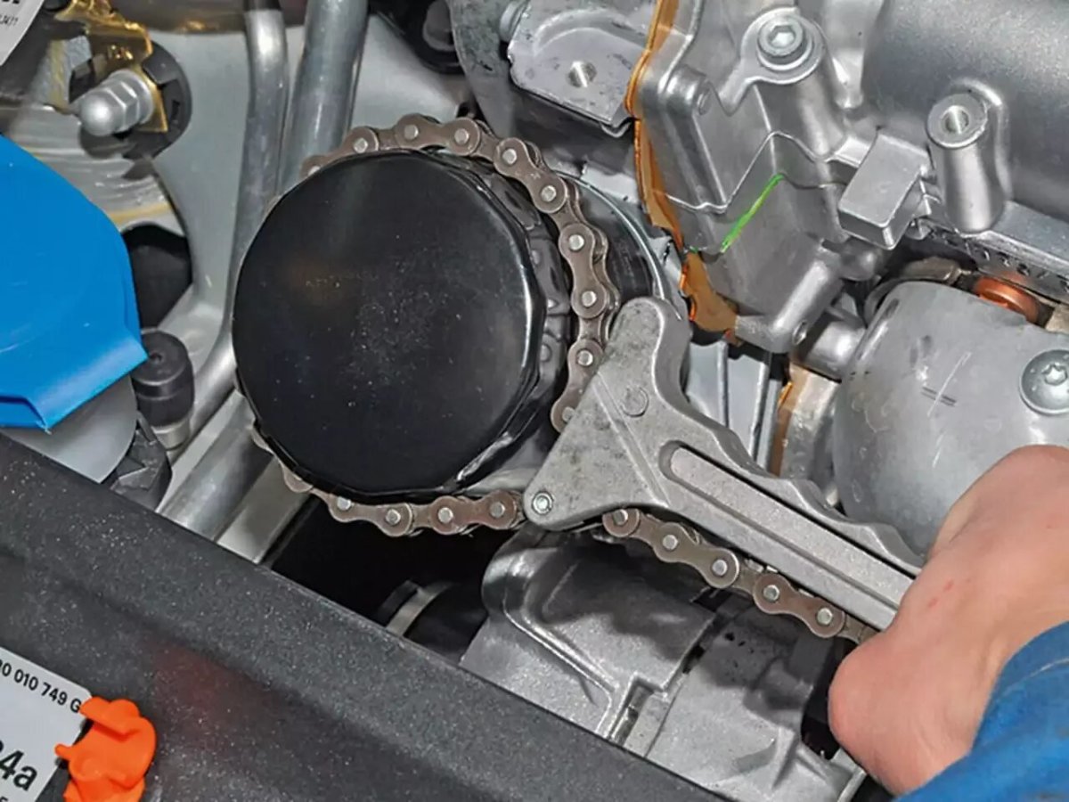 Открутить масляный фильтр Volkswagen Polo