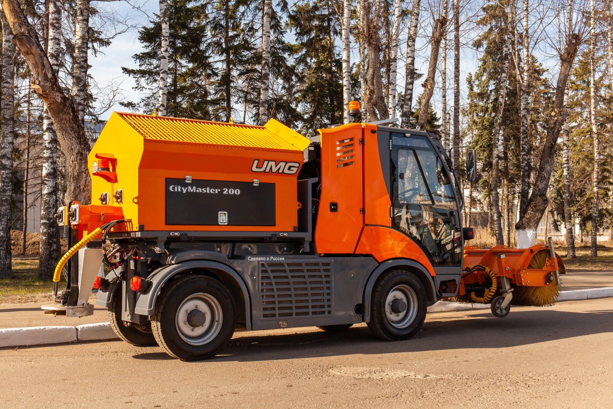 Коммунальная машина UMG км-2000