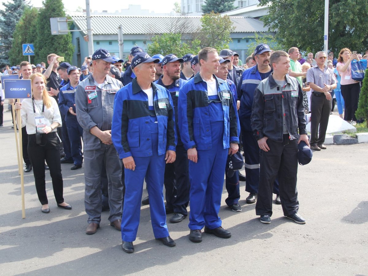 Сотрудники завода,,салют