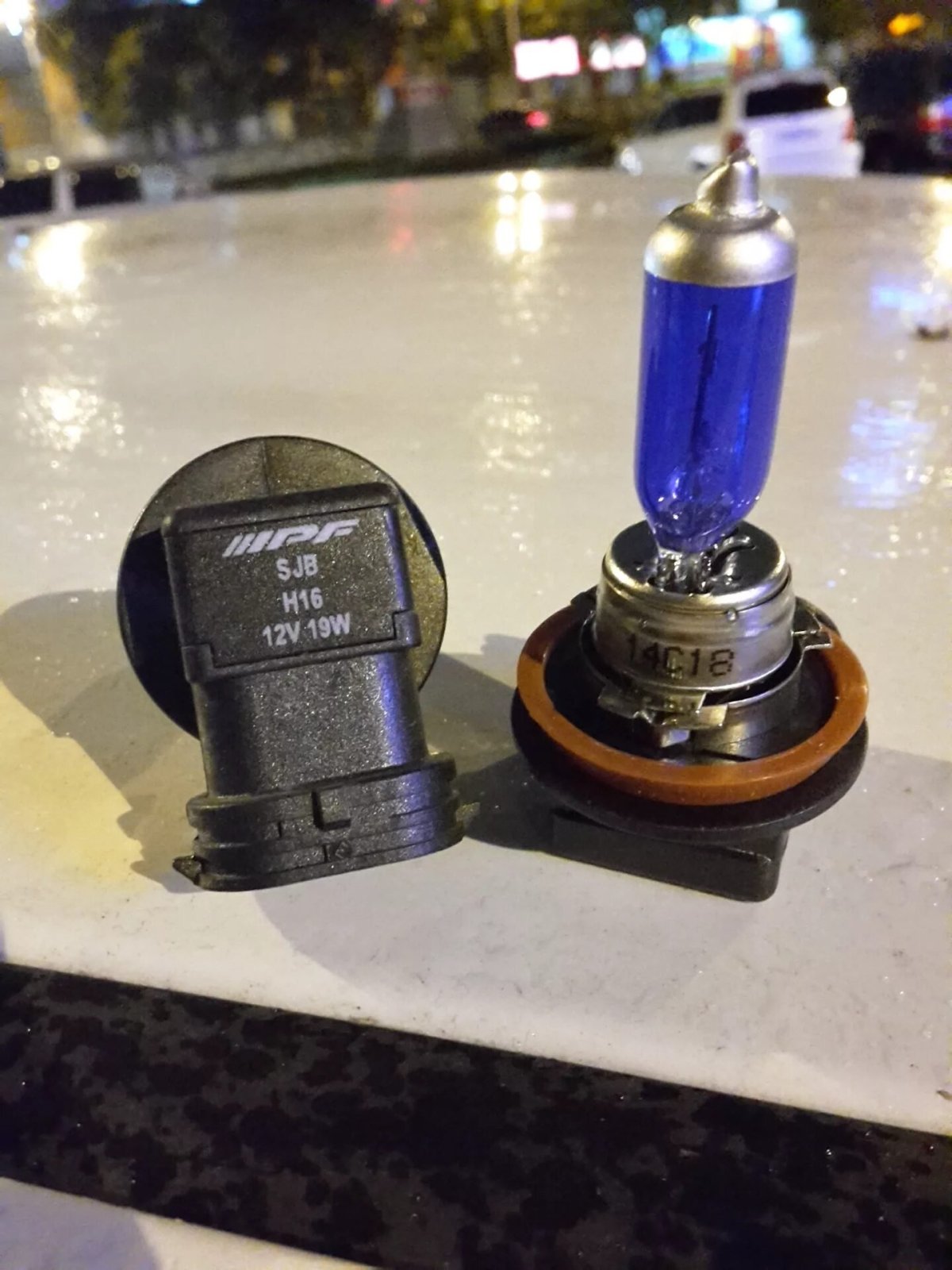 Лампа противотуманки Хайлюкс 2012