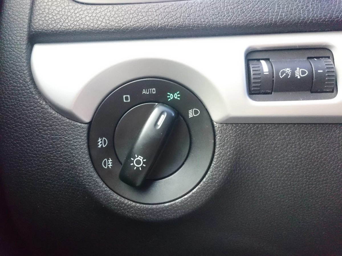 Шкода Рапид переключатель света фар