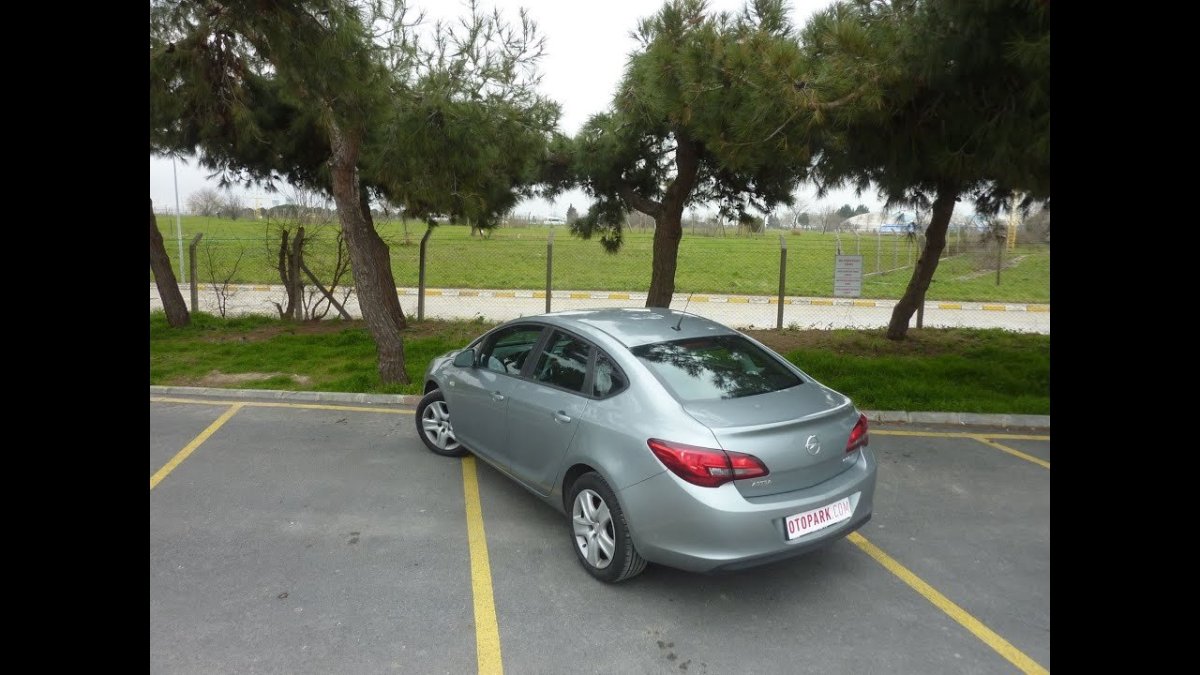 Опель Астра седан 2013 год на колесах
