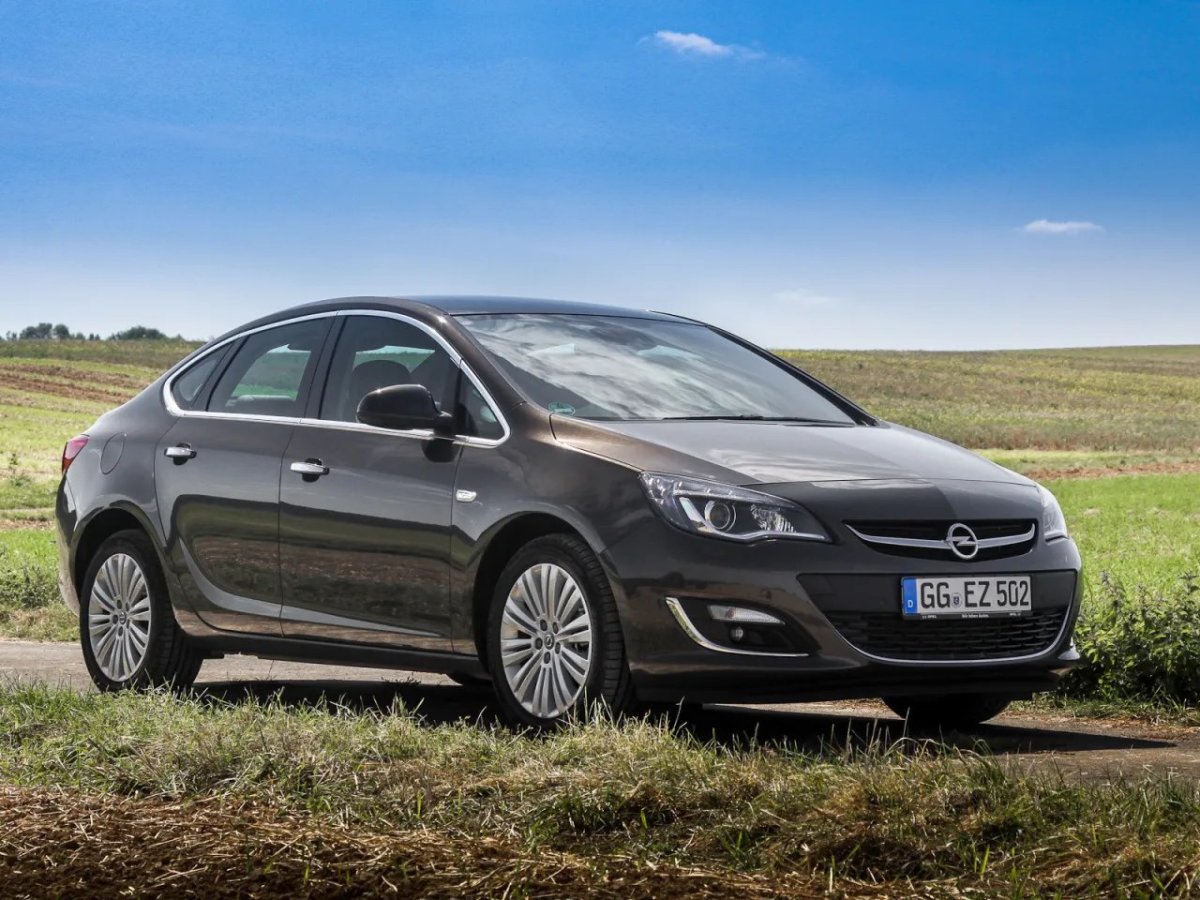 Опель Астра седан 2013