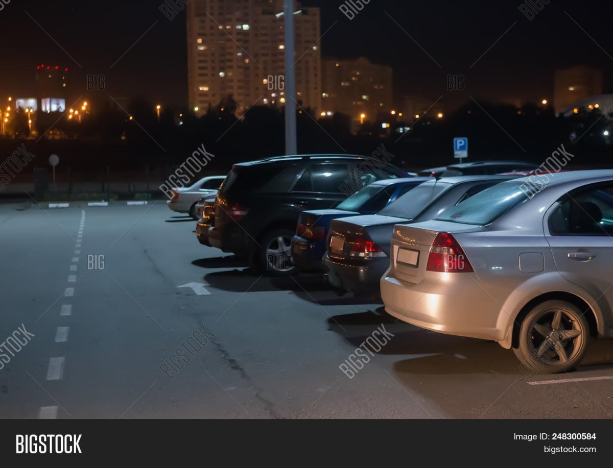 Машины на парковке вечером
