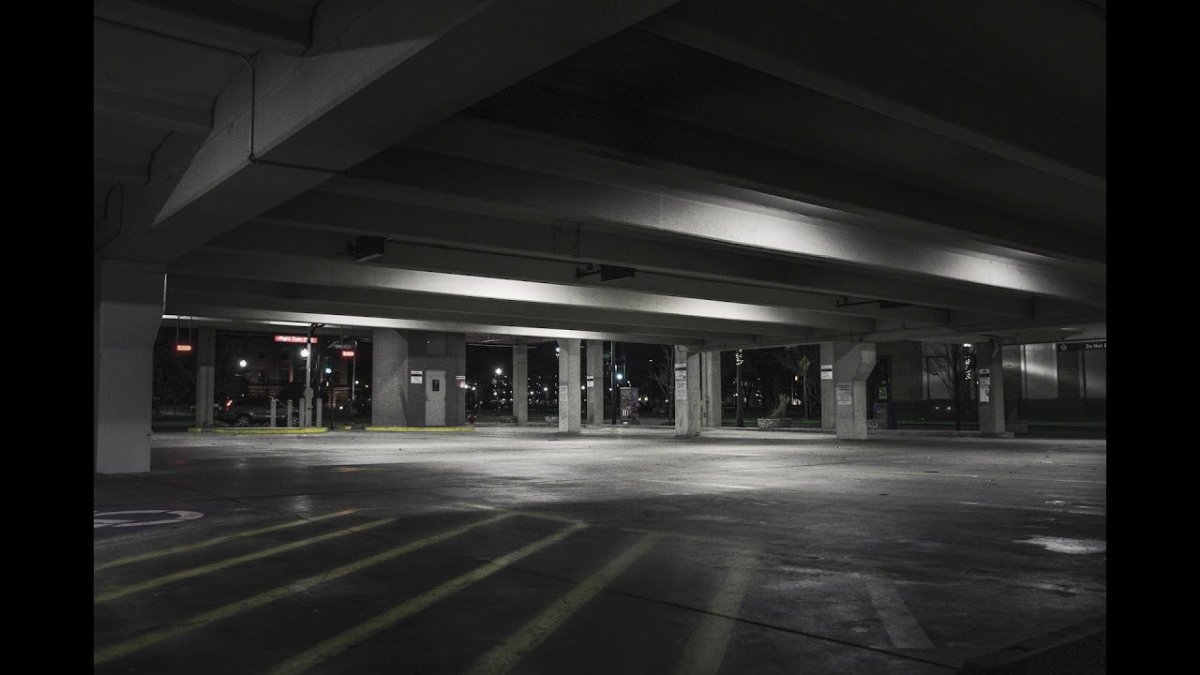 Пустая подземная парковка