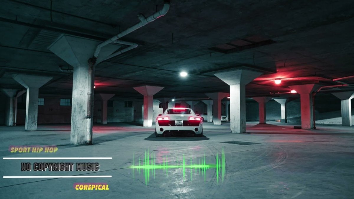 Машина в паркинге