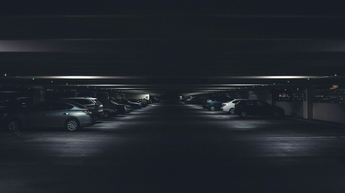 Автомобиль в темноте