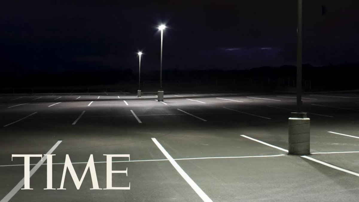 Ночная парковка пустая