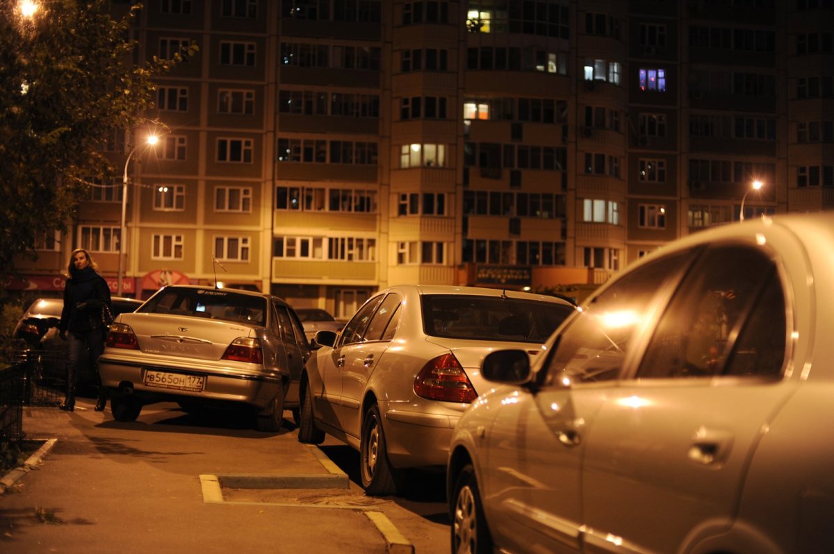 Парковка во дворе ночью