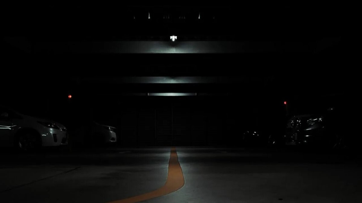 Темная парковка