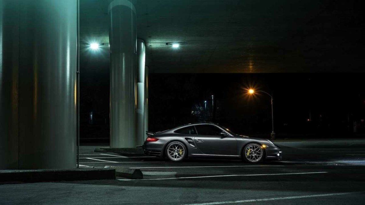 Порше 911 на парковке