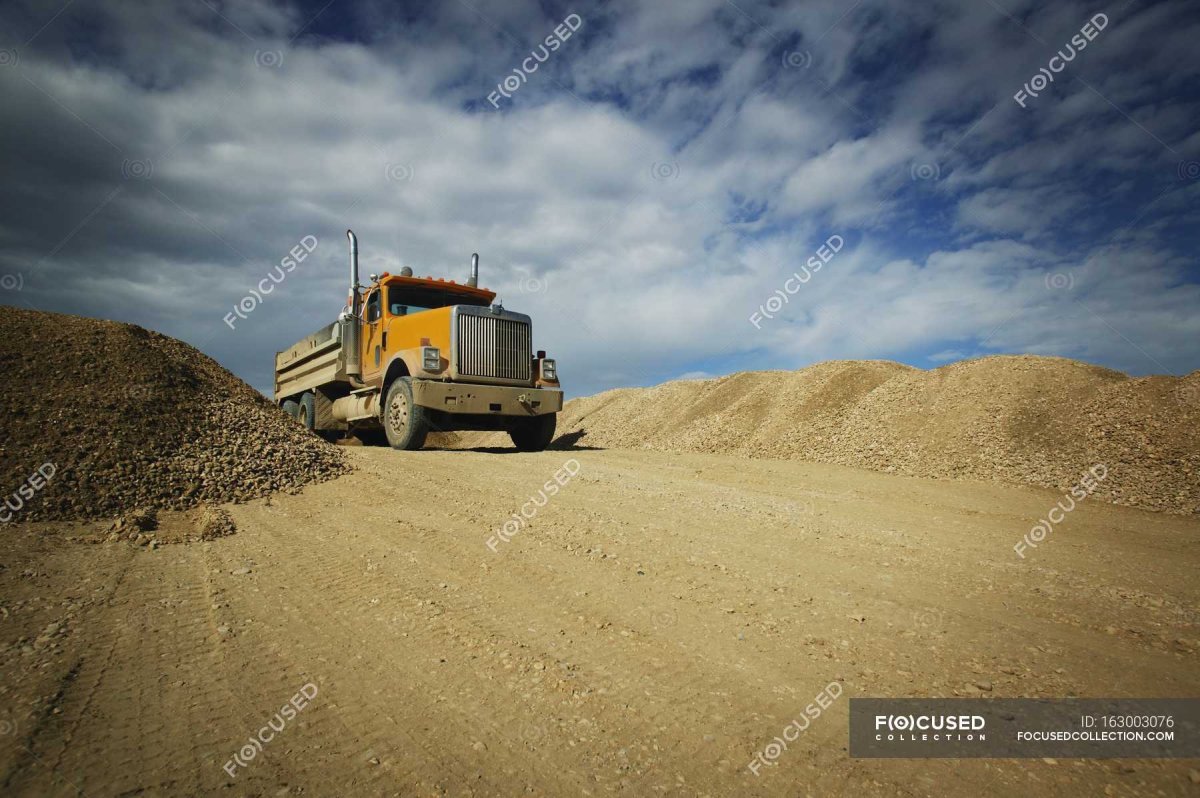 Грузовик с щебнем