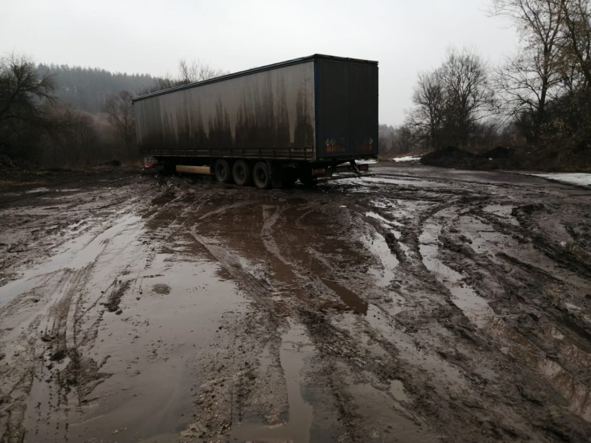 Фура застряла в грязи