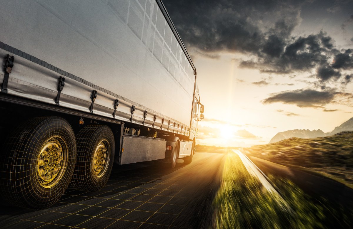 Фура на дороге