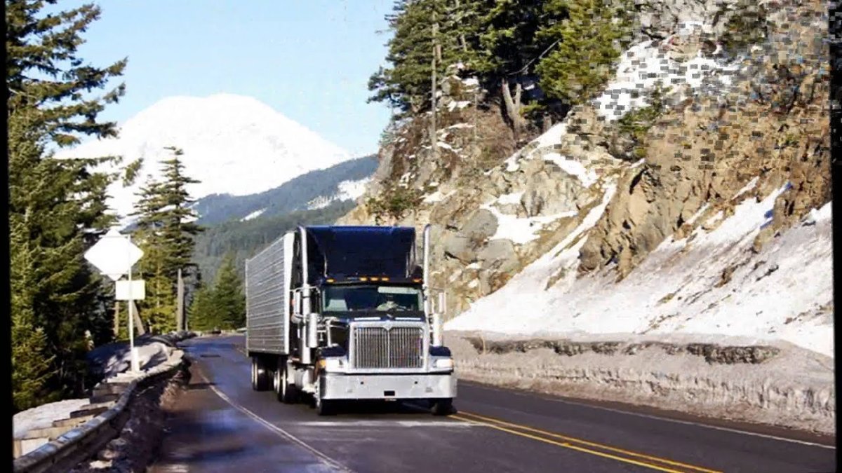 Грузовик в горах