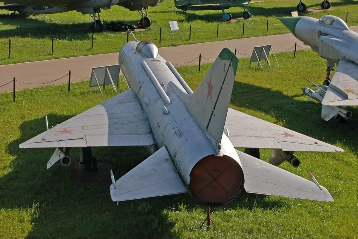 Истребитель-перехватчик Су-11