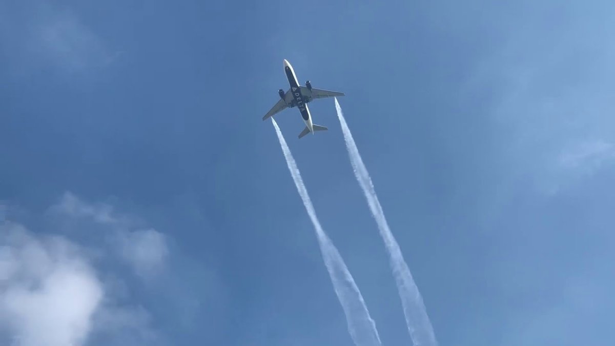 Самолет сбрасывает топливо