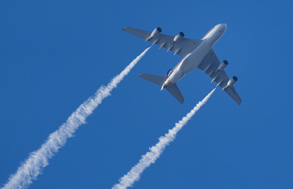 Как самолет сбрасывает топливо