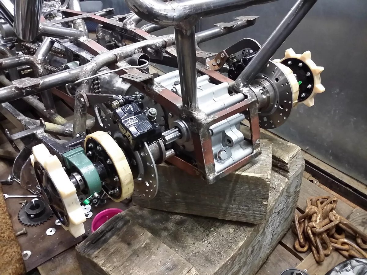 Мини бортоповоротный вездеход