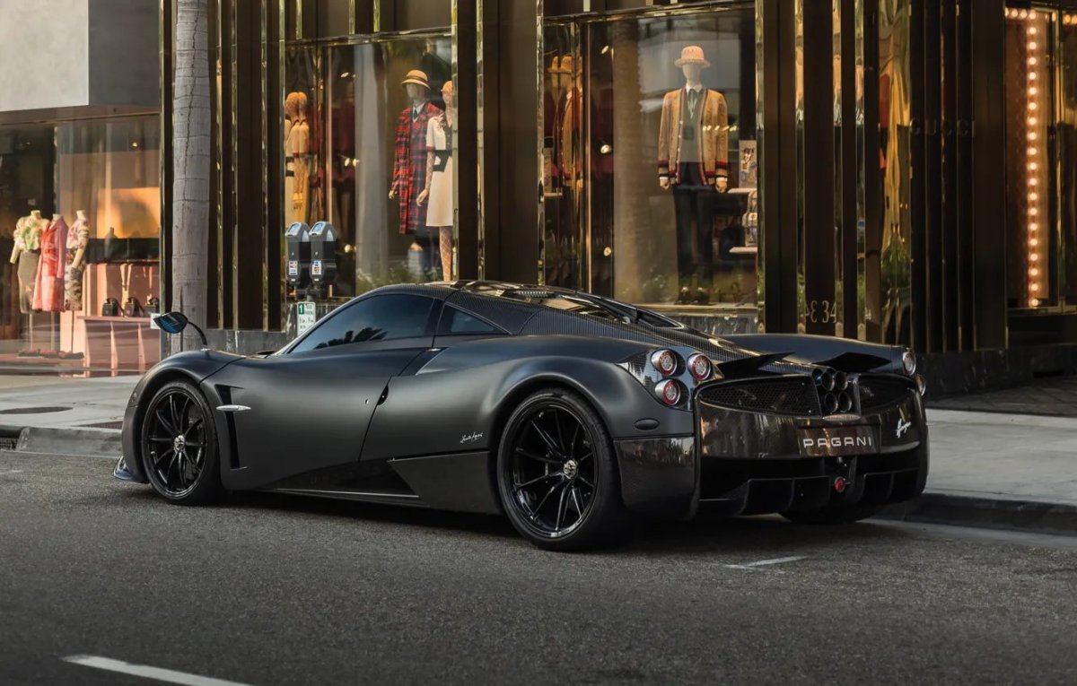 Машина Pagani Huayra Tempesta