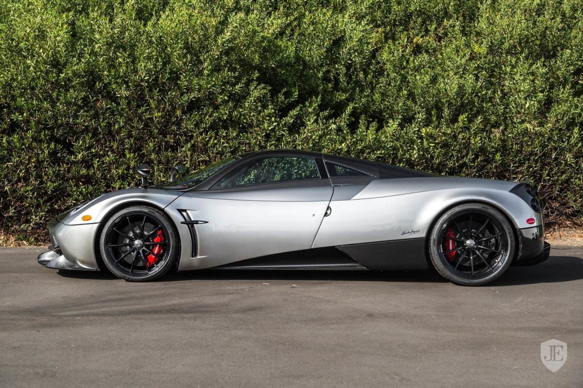 Пагани сбоку