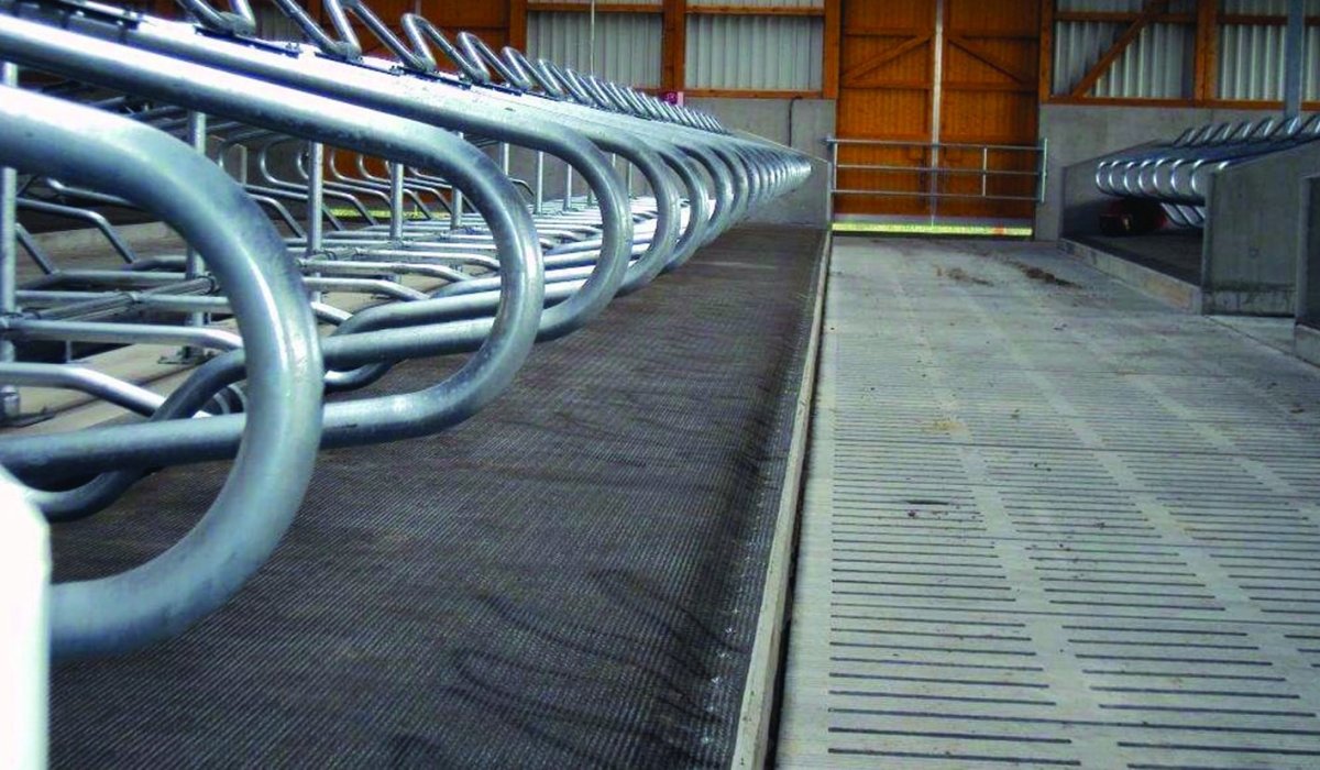 Резиновый матрас глубиной 1800 с крепёжным элементом для коровника