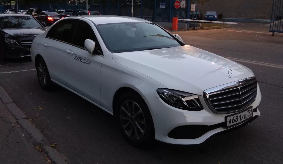 Мерседес Бенц е200 белый